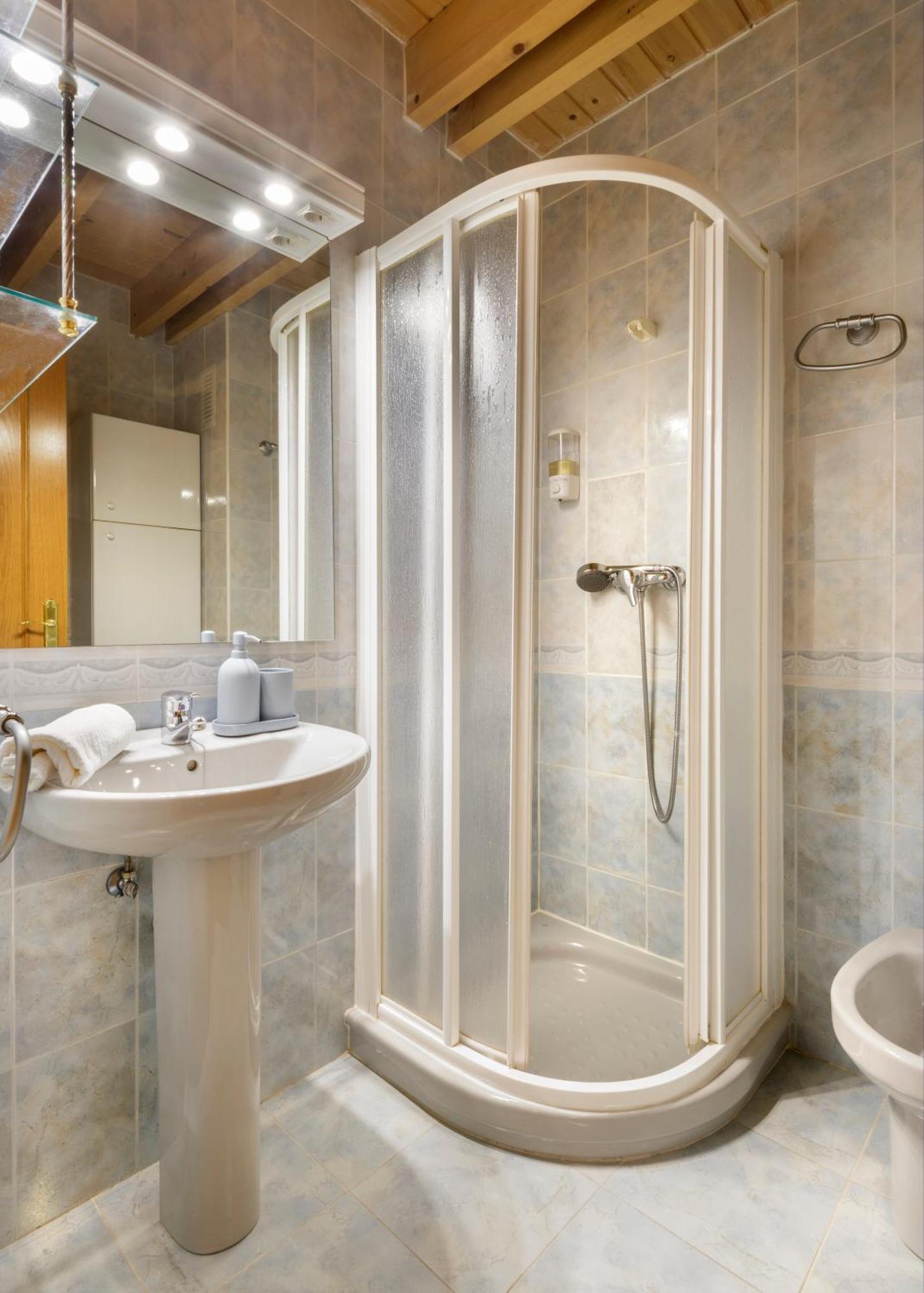 Atico Abuhardillado I Aire Acondicionado L Centrico L Garaje L Trastero I Wifi Apartment Biescas  Exterior photo