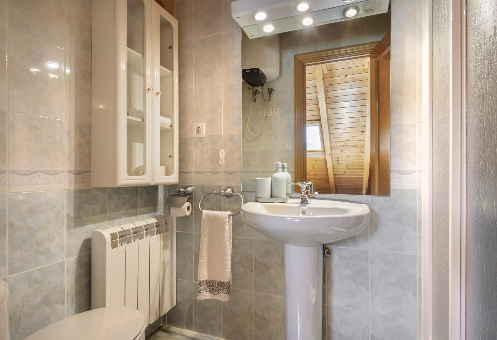 Atico Abuhardillado I Aire Acondicionado L Centrico L Garaje L Trastero I Wifi Apartment Biescas  Exterior photo